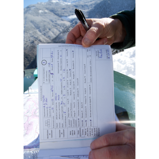 L'observateur ONF remplissant le carnet d'avalanches@ONF RTM